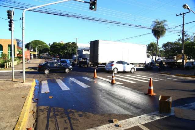 Vazamento de &oacute;leo complica tr&acirc;nsito na avenida Ernesto Geisel