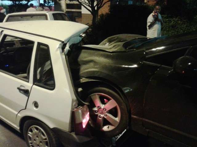 Em alta velocidade, Honda Civic bate em carro parado e "entra" no ve&iacute;culo