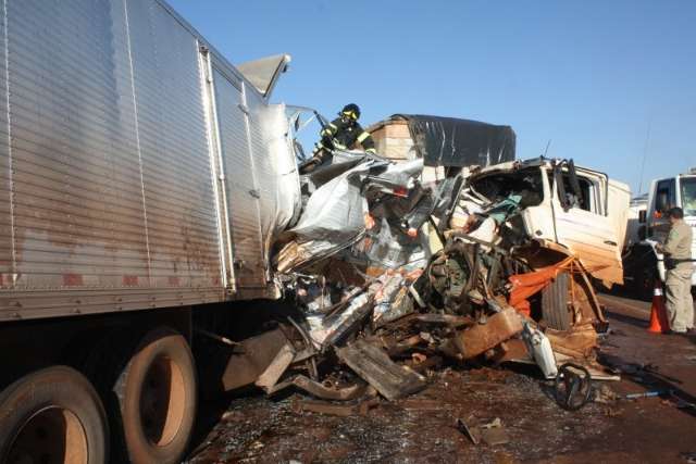 Acidente envolvendo 3 ve&iacute;culos mata homem e crian&ccedil;a perto de Rio Brilhante