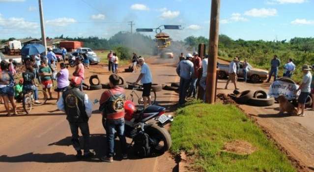 Moradores bloqueiam MS-157 devido a buraco formado pelas chuvas