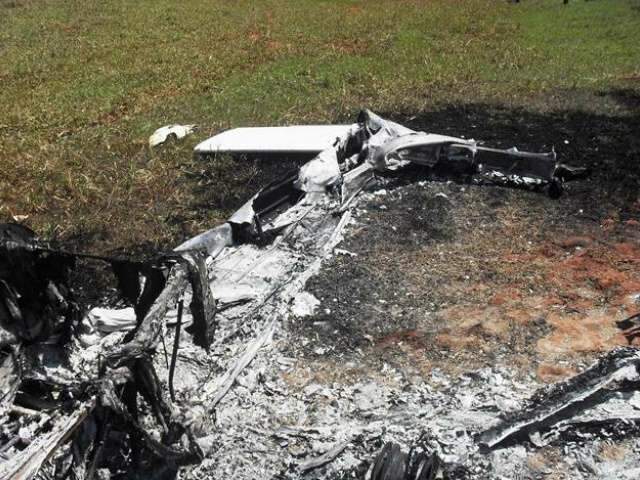  Ultraleve cai pr&oacute;ximo a Jate&iacute; na MS-141 e deixa duas pessoas feridas