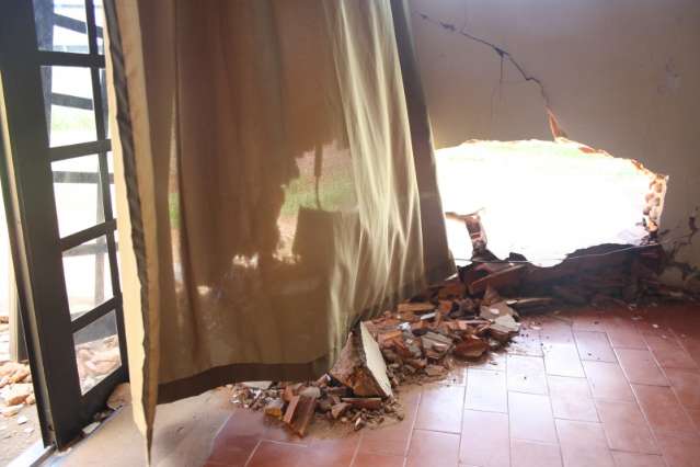 Moradora tenta localizar motorista que destruiu casa em acidente
