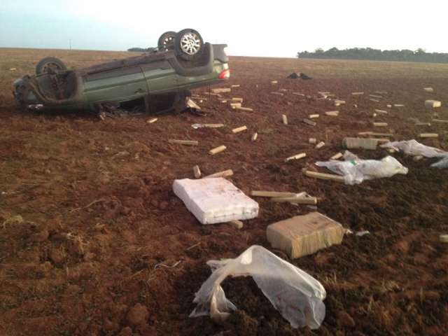 Dois homens morrem ap&oacute;s carro com maconha capotar em persegui&ccedil;&atilde;o
