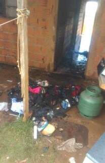 Fam&iacute;lia sai para almo&ccedil;o de Natal e ao voltar encontra casa destru&iacute;da pelo fogo
