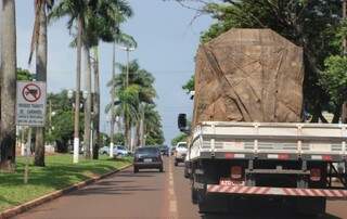 Diante de placa que restringe tráfego pesado, caminhão circulava livremente pela Marcelino Pires ontem à tarde (Foto: Eliel Oliveira)