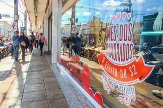 Lojas do Centro já anunciam promoções para Dia dos Namorados (Foto: Fernando Antunes)