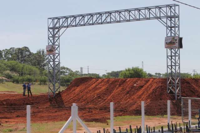 Estrutura para receber Campeonato Brasileiro de Motocross come&ccedil;a a ser montada