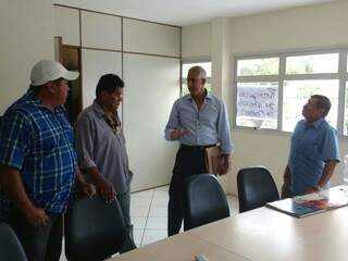 Coronel já está reunido com índios em prédio da Funai. (Foto: Christiane Reis)