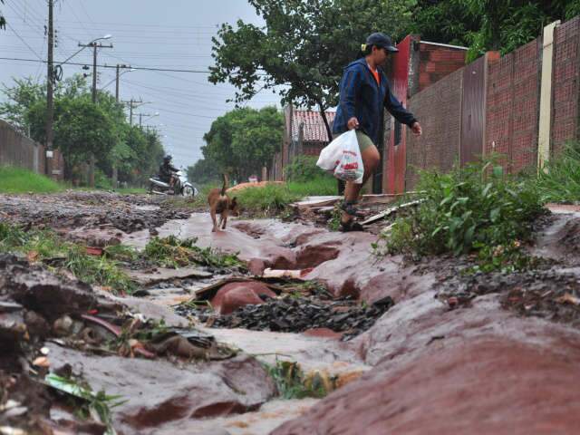  Moradores se equilibram entre fendas abertas pela chuva no Canguru e M&aacute;rio Covas