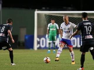 Disputa de bola entre os rivais na partida desta noite (29). (Foto: BahiaFC) 