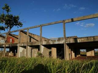 Construção inacabada e abandonada no Polo Empresarial Oeste (Foto: Alcides Neto)