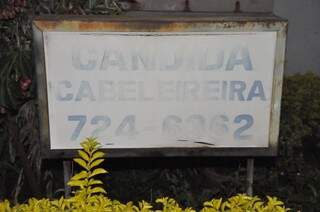 A placa já descorada anuncia &quot;Cândida Cabeleireira 724-6362. (Foto: Marcelo Calazans)