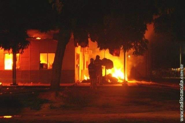  Trabalhadores incendeiam alojamento e danificam viatura dos bombeiros