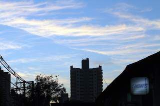 Céu de Campo Grande no início da manhã. (Foto: Saul Schramm)