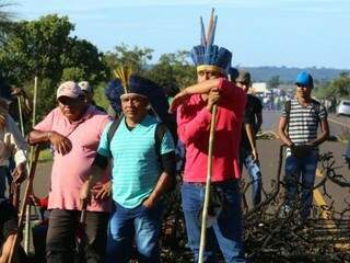 Protesto de &iacute;ndios causa 10 km de congestionamento na BR-163