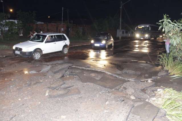 Avenida tomada por pedras est&aacute; parcialmente fechada ap&oacute;s temporal