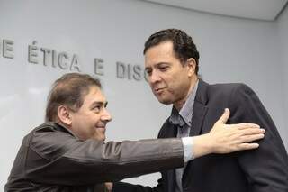 Presidente da OAB, Júlio Cesar, sendo abraçado pelo prefeito Alcides Bernal (Foto: Cleber Gellio)