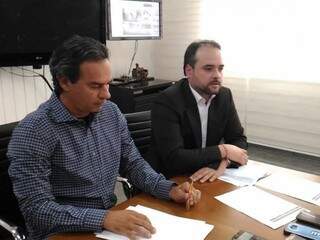 Marquinhos Trad (PSD) e o diretor-presidente da Agereg, Vinícius Leite, em coletiva na prefeitura (Foto: Kleber Clajus)