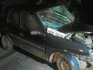 O carro que a vítima conduzia ficou com a frente parcialmente danificada. (Foto: Coxim Agora) 