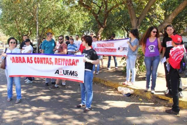 Professores protestam contra falta de transpar&ecirc;ncia em cortes na UFMS