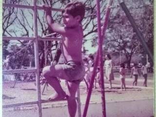 Emerson na infância, subindo em brinquedos do mesmo jeito que subia em árvores. (Foto: Arquivo Pessoal)