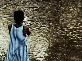 Amiga que tentou salvar Rafaela observa o Rio Anhanduí. (Foto: André Bittar) 