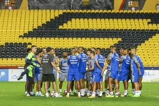 O treinador Renato Gaúcha reunido com os jogadores no treino de reconhecimento do gramado do estádio em Guayaquil, local do jogo desta quarta-feira (Foto: Grêmio/Divulgação)