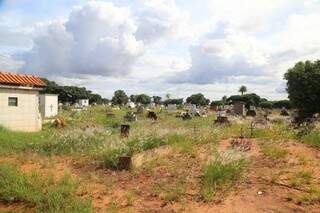 Situação dos cemitérios até o fim de semana era de abandono (Foto: Fernando Antunes)