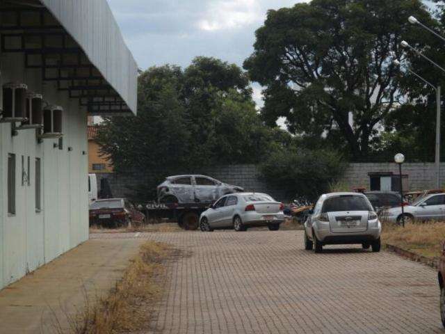 Carro carbonizado pode ser primeira pista de assassinos de filho de PM