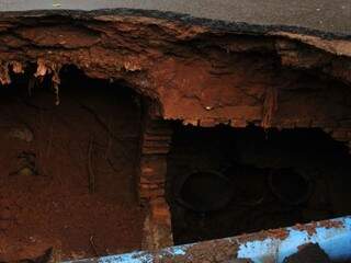 Enxurrada abriu cratera na Rua das Balsas, no Bairro Estrela do Sul (Foto: Alcides Neto) 