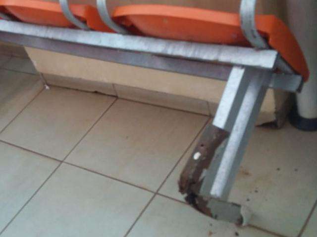 Aposentadas caem de cadeira quebrada enquanto aguardava atendimento em UPA 