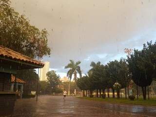 Chuva no Belmar Fidalgo durante esta tarde (26). (Foto: Paulo Francis) 