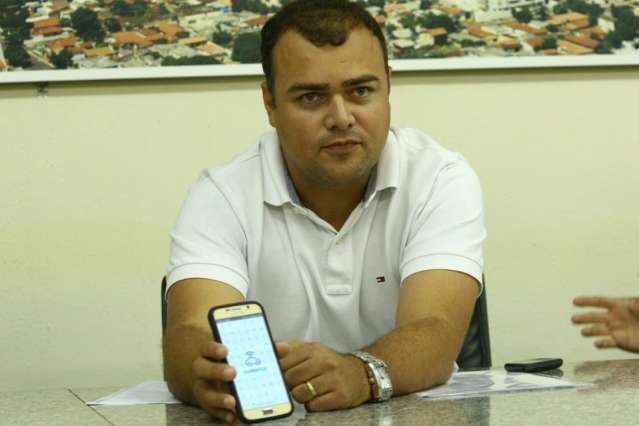 Obrigado a se reinventar, taxista usa aplicativo para competir com Uber