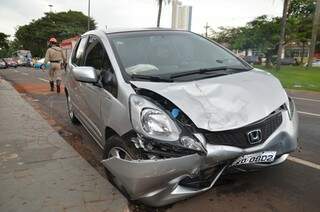 Honda Fit ficou com a lateral danificada. (Foto: Vanderlei Aparecido)