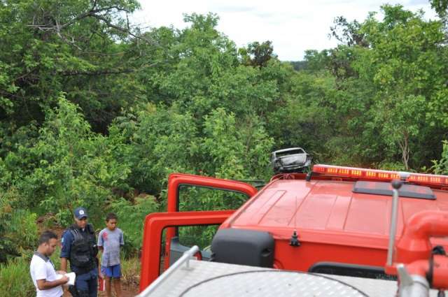 Ladr&otilde;es roubam, ateiam fogo e jogam carro em barranco para apagar pistas