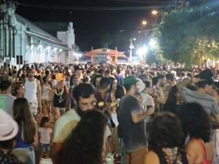 Folia de blocos na Esplanada Ferroviária reuniu até 20 mil foliões no último dia de Carnaval (Foto: Alcides Neto)