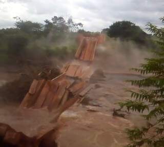 A ponte sobre o Rio Santo Antônio desabou com menos de 4 anos de uso (Imagem: Reprodução)