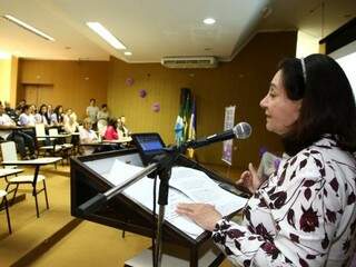 Prefeita Délia Razuk fala na abertura do “Agosto Lilás” (Foto: A. Frota/Divulgação)