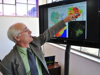 Chefe de operações da Enersul aponta área com maior incidência de raios no Estado. (Foto: João Garrigó)