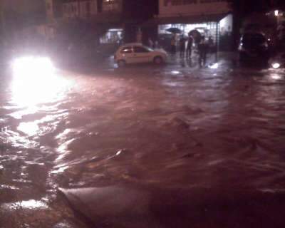 Chuva volta a provocar alagamentos no bairro Maria Aparecida Pedrossian