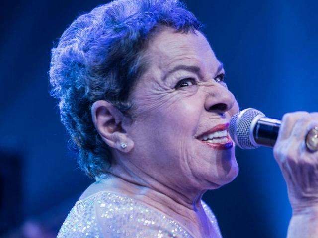 Cantora Mi&uacute;cha, irm&atilde; de Chico Buarque, morre aos 81 anos