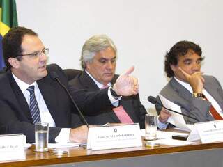 Delcídio (ao centro) diz que vai mexer em texto de reforma para defender interesse do Estado. (Foto: Agência Senado)