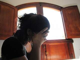 Operadora de caixa, de 36 anos, ainda chora quando lembra dos anos de horror (Foto: Edemir Rodrigues)