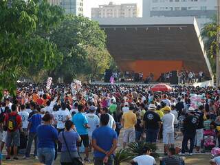 Grande público se concentrou na Praça do Rádio Clube para participar da Marcha para Jesus (Foto: Helton Verão)