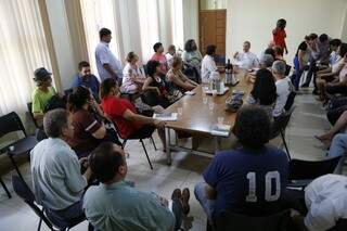 Dom Dimas reunido com representantes de entidades ligadas à luta pela terra (Foto: Gerson Walber)