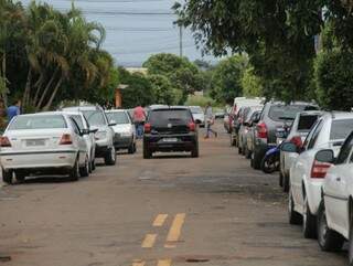 Veículos circulando em Campo Grande; mais da metade tem IPVA em atraso 