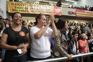 Trabalhadores da Educação e professores votam indicativo de greve. (Foto:Marcos Ermínio)