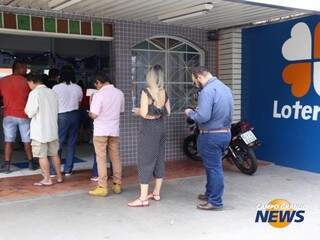 Clientes em fila de uma lotérica da Capital (Foto: Kisie Ainoã)