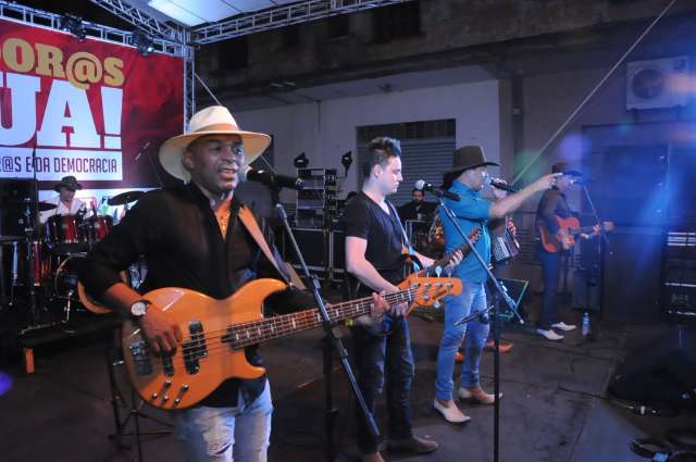 Evento para trabalhador mistura protesto e festa na Esplanada Ferrovi&aacute;ria 