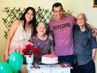 Priscila, Maria, o esposo, Marcos, e o bisavô Aníbal na festa de  81 anos da bisavó. (Foto: Priscila Vatanabe)